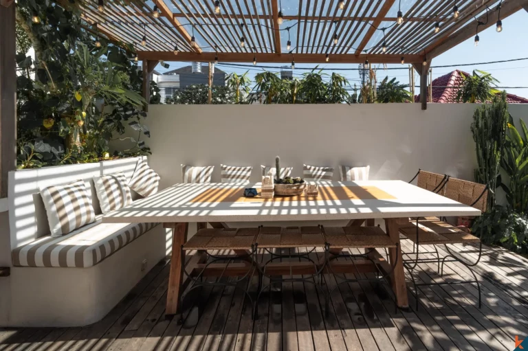 Villa unique de style industriel de trois chambres avec jacuzzi sur le toit à Canggu, en bail emphytéotique