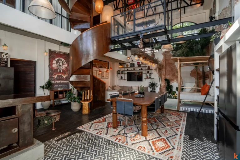 Villa unique de style industriel de trois chambres avec jacuzzi sur le toit à Canggu, en bail emphytéotique