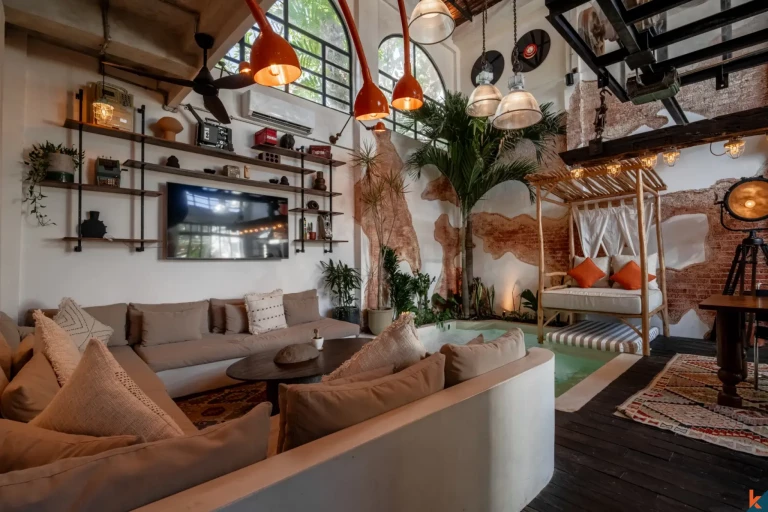 Villa unique de style industriel de trois chambres avec jacuzzi sur le toit à Canggu, en bail emphytéotique
