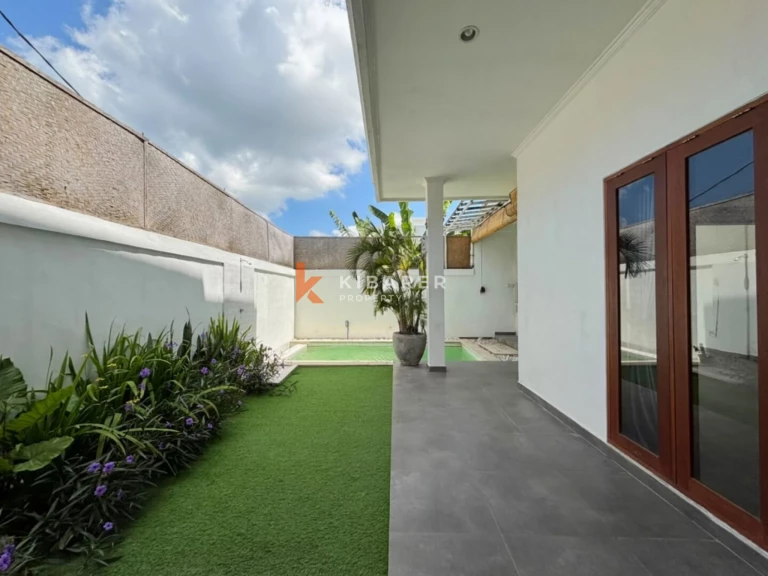 Vila 2 Kamar Tidur Tanpa Perabotan dengan Ruang Keluarga Terbuka & Rooftop di Pererenan