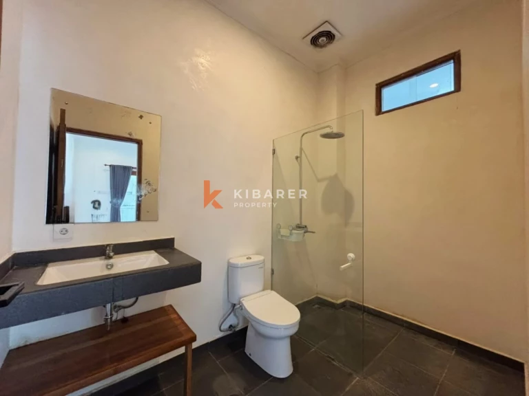 Vila 2 Kamar Tidur Tanpa Perabotan dengan Ruang Keluarga Terbuka & Rooftop di Pererenan