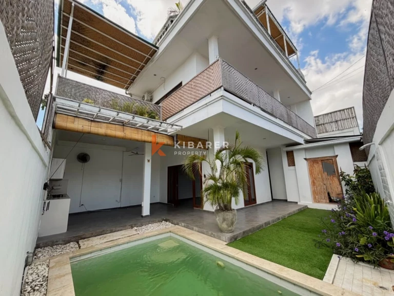 Vila 2 Kamar Tidur Tanpa Perabotan dengan Ruang Keluarga Terbuka & Rooftop di Pererenan