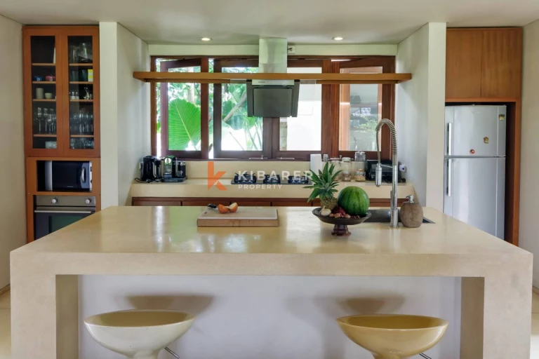 The Enchanted Hideaway – Vila Taman dengan Tiga Kamar Tidur di Kerobokan