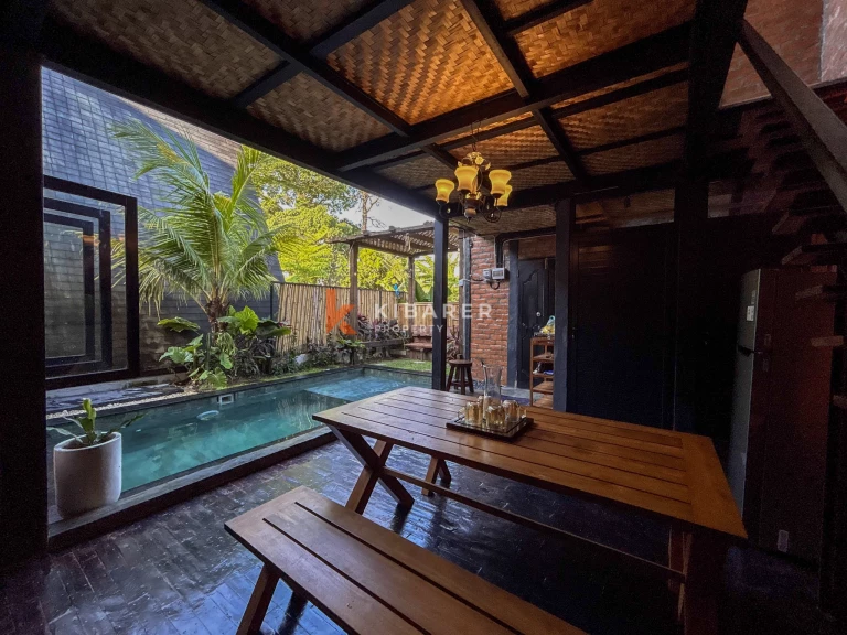 Villa Kayu Hangat Dua Kamar Tidur dengan Kolam Renang Pribadi di Kerobokan