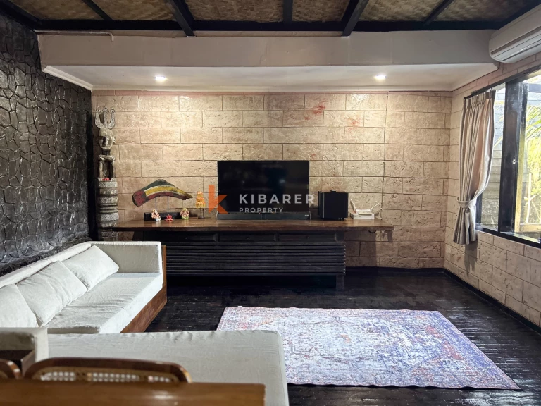 Villa Kayu Hangat Dua Kamar Tidur dengan Kolam Renang Pribadi di Kerobokan