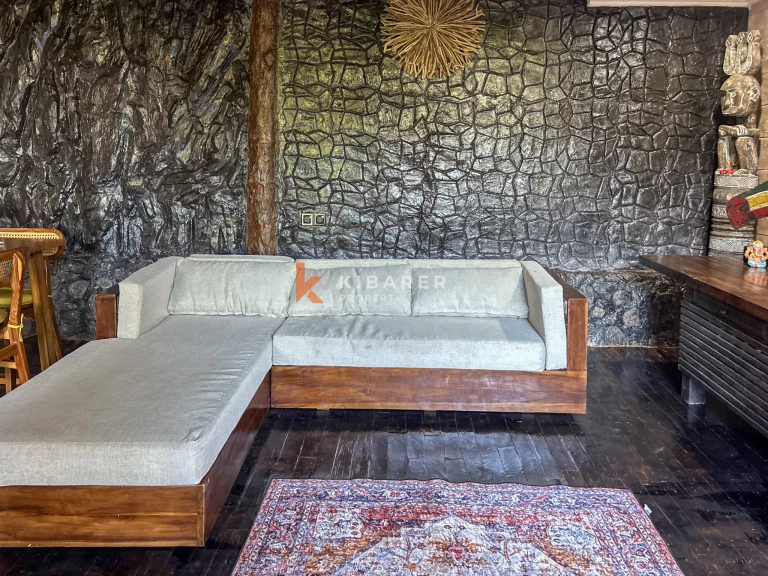 Villa Kayu Hangat Dua Kamar Tidur dengan Kolam Renang Pribadi di Kerobokan
