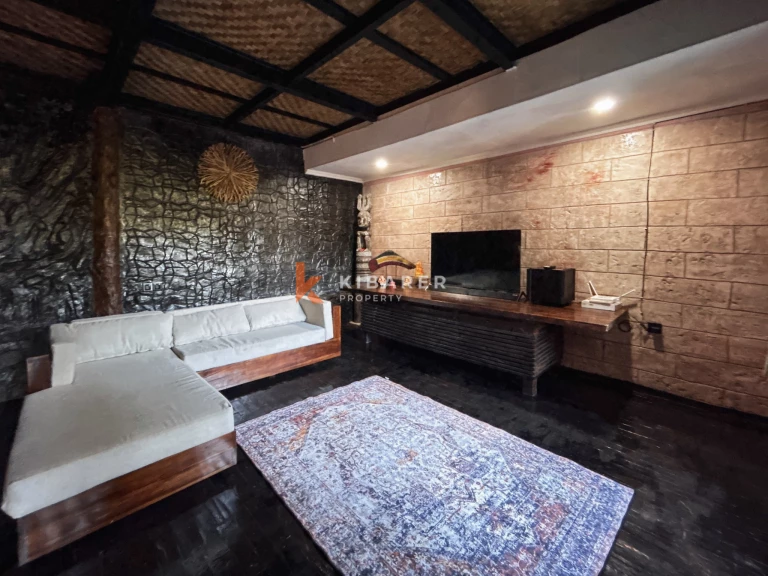 Villa Kayu Hangat Dua Kamar Tidur dengan Kolam Renang Pribadi di Kerobokan