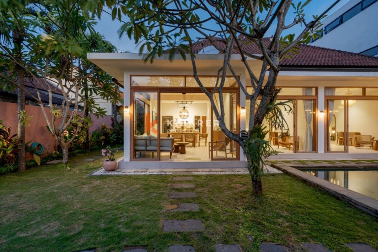Villa moderne de trois chambres avec salon fermé et minimaliste située à Umalas