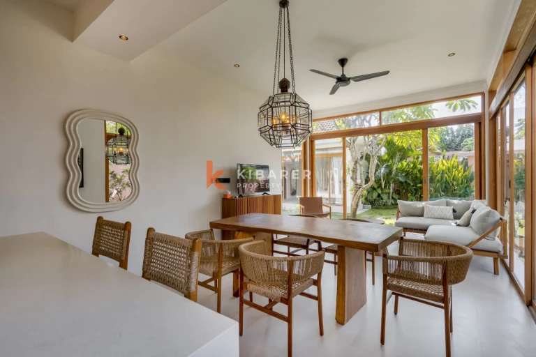 Villa moderne de trois chambres avec salon fermé et minimaliste située à Umalas