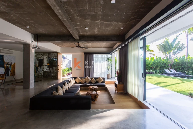 Villa Mewah Kontemporer Lima Kamar Tidur dengan Kolam Renang Luas di Canggu