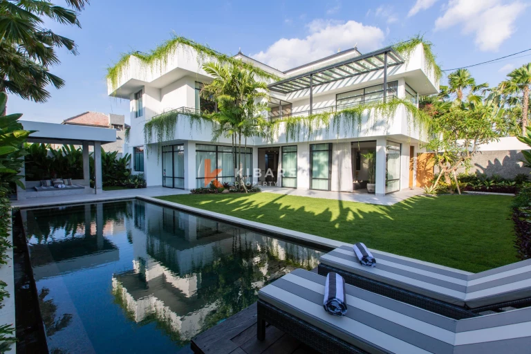 Villa Mewah Kontemporer Lima Kamar Tidur dengan Kolam Renang Luas di Canggu