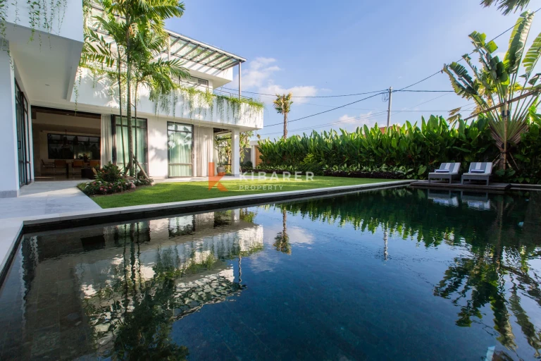 Villa Mewah Kontemporer Lima Kamar Tidur dengan Kolam Renang Luas di Canggu