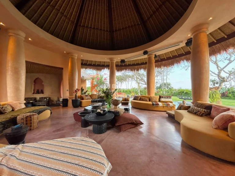 Kemegahan Tropis – Vila Lima Kamar Tidur dengan Taman Luas di Seseh