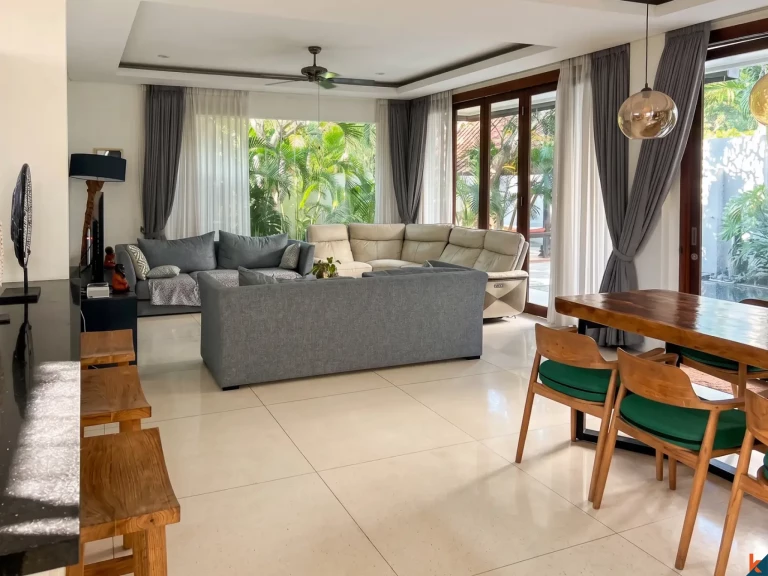 Properti hak milik tiga kamar tidur yang langka dijual di pusat Umalas - Bumbak
