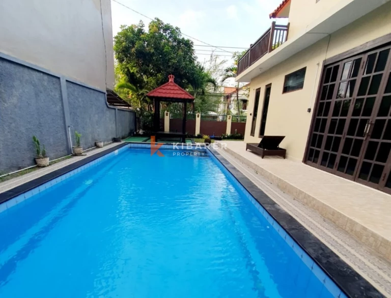 The Pool House – Hunian Tropis dengan Empat Kamar Tidur di Jimbaran
