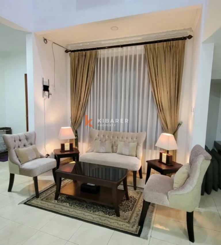 The Pool House – Hunian Tropis dengan Empat Kamar Tidur di Jimbaran