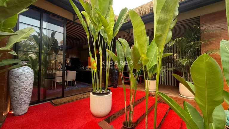 Hunian Tropis yang Estetis – Vila Lima Kamar Tidur dengan Jacuzzi di Kayu Tulang