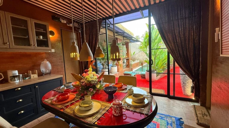 Hunian Tropis yang Estetis – Vila Lima Kamar Tidur dengan Jacuzzi di Kayu Tulang