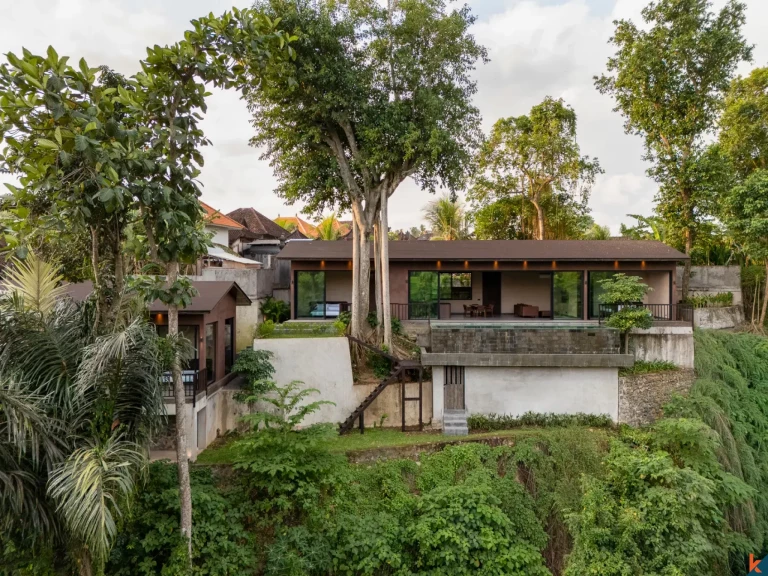 Properti baru dengan empat kamar tidur berstatus hak sewa menghadap hutan di Kaba Kaba