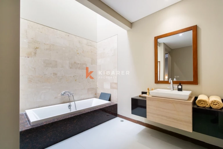Vila Modern Tiga Kamar Tidur dengan Perabotan Menawan di Kerobokan
