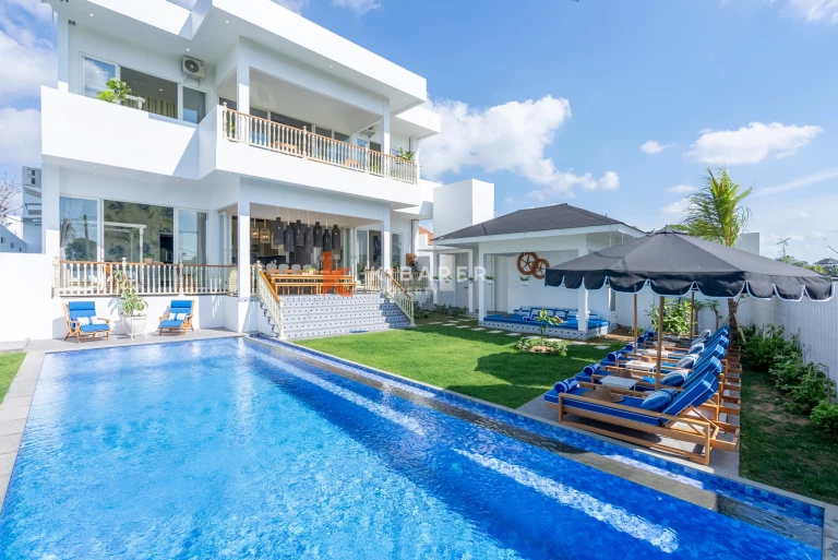 Impressive Six-Bedroom Luxury Villa with Spacious Poolside Living in Canggu