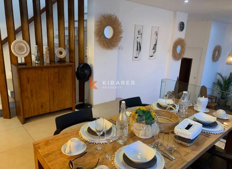 Villa minimaliste de deux chambres avec espace de vie ouvert et piscine à Seminyak
