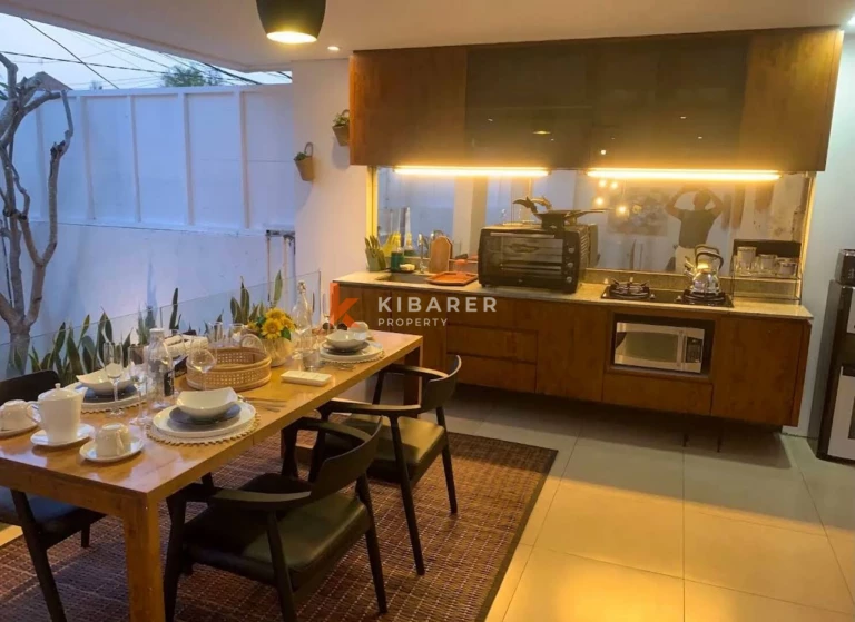 Villa minimaliste de deux chambres avec espace de vie ouvert et piscine à Seminyak