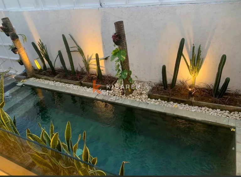 Villa minimaliste de deux chambres avec espace de vie ouvert et piscine à Seminyak