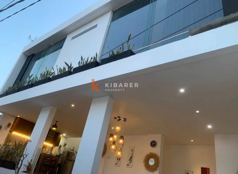 Villa minimaliste de deux chambres avec espace de vie ouvert et piscine à Seminyak