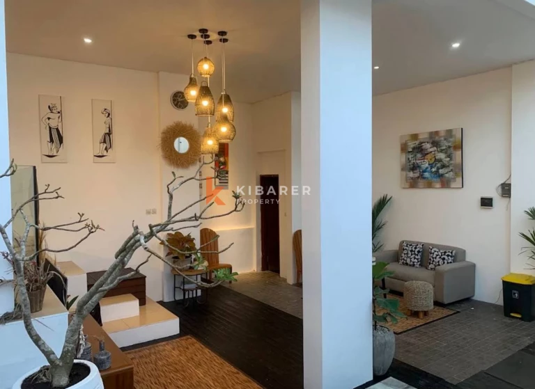 Villa minimaliste de deux chambres avec espace de vie ouvert et piscine à Seminyak