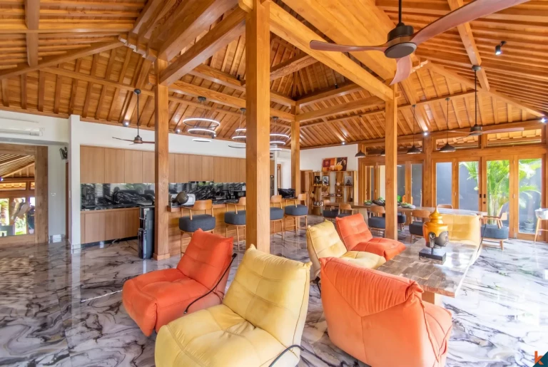 Ruang tamu Joglo dengan lantai marmer dan furnitur Eropa, Ungasan