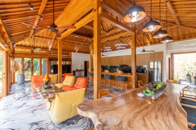 Ruang tamu Joglo dengan lantai marmer dan furnitur Eropa, Ungasan