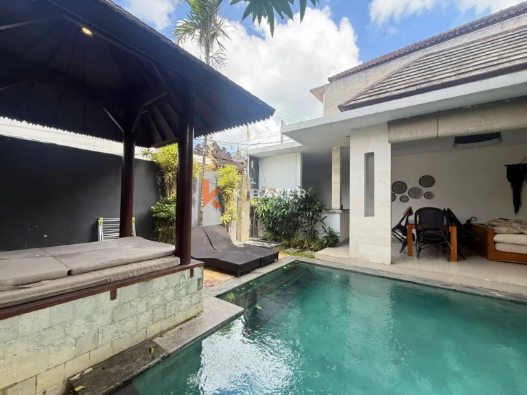 Vila Tropis Bergaya Bali dengan Tiga Kamar Tidur di Jantung Seminyak