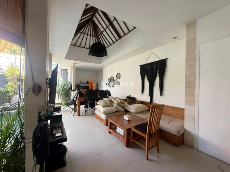 Vila Tropis Bergaya Bali dengan Tiga Kamar Tidur di Jantung Seminyak
