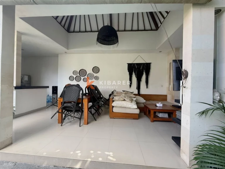 Vila Tropis Bergaya Bali dengan Tiga Kamar Tidur di Jantung Seminyak