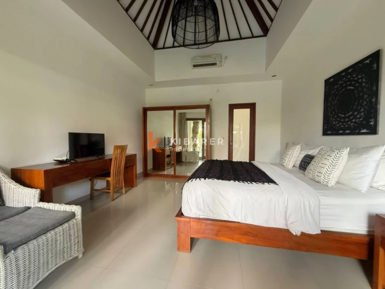Vila Tropis Bergaya Bali dengan Tiga Kamar Tidur di Jantung Seminyak