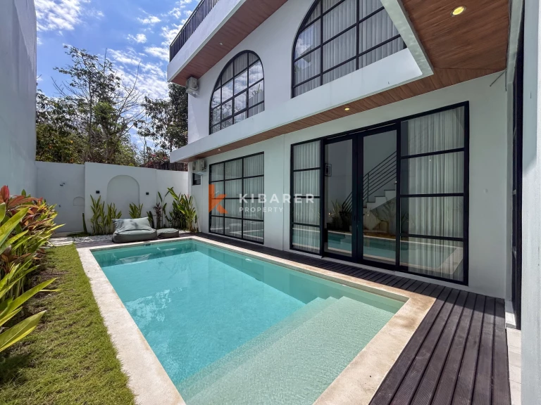 Vila Tiga Kamar Tidur Modern dengan Kolam Renang Pribadi dan Desain Arsitektur Kontemporer di Balangan