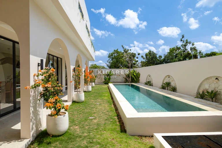 Oase Taman dengan Pesona Mediterania dan Empat Kamar Tidur di Seminyak