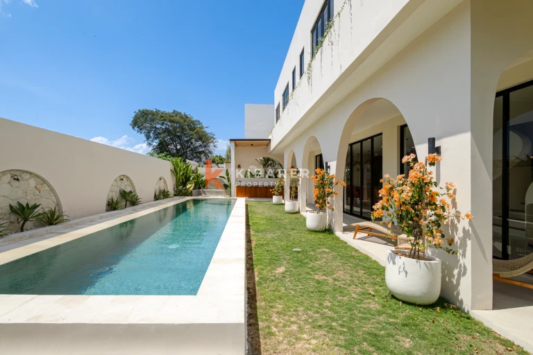 Oase Taman dengan Pesona Mediterania dan Empat Kamar Tidur di Seminyak