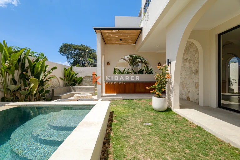 Oase Taman dengan Pesona Mediterania dan Empat Kamar Tidur di Seminyak