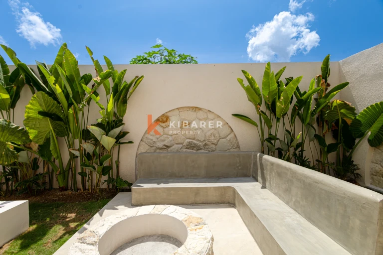 Oase Taman dengan Pesona Mediterania dan Empat Kamar Tidur di Seminyak