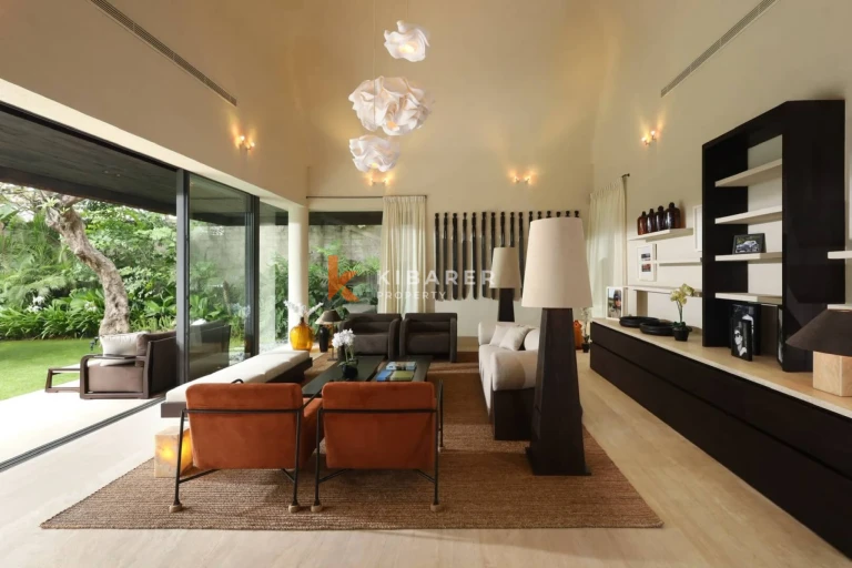 Seni Elegansi Tropis: Vila Enam Kamar Tidur dengan Taman Asri di Umalas