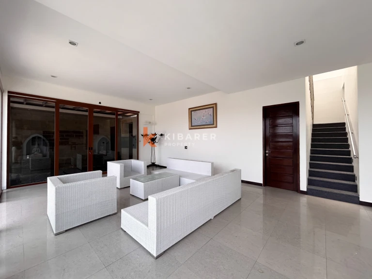 Villa Dua Lantai Luas dengan Tiga Kamar Tidur dan Ruang Tamu Tertutup di Umalas