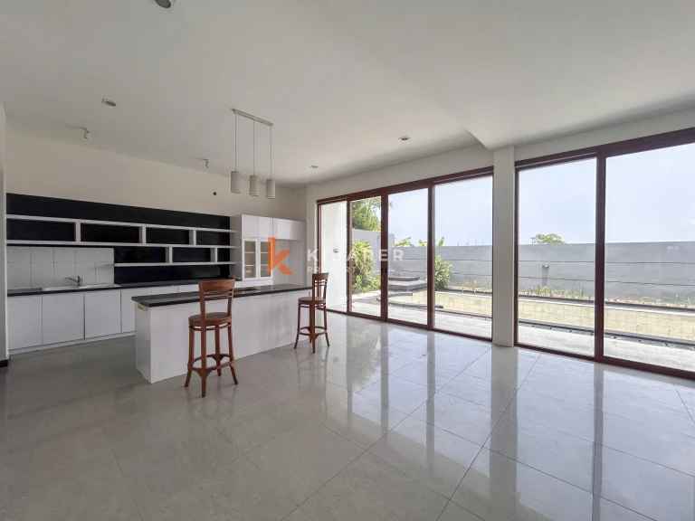 Villa Dua Lantai Luas dengan Tiga Kamar Tidur dan Ruang Tamu Tertutup di Umalas