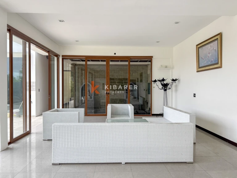 Villa Dua Lantai Luas dengan Tiga Kamar Tidur dan Ruang Tamu Tertutup di Umalas