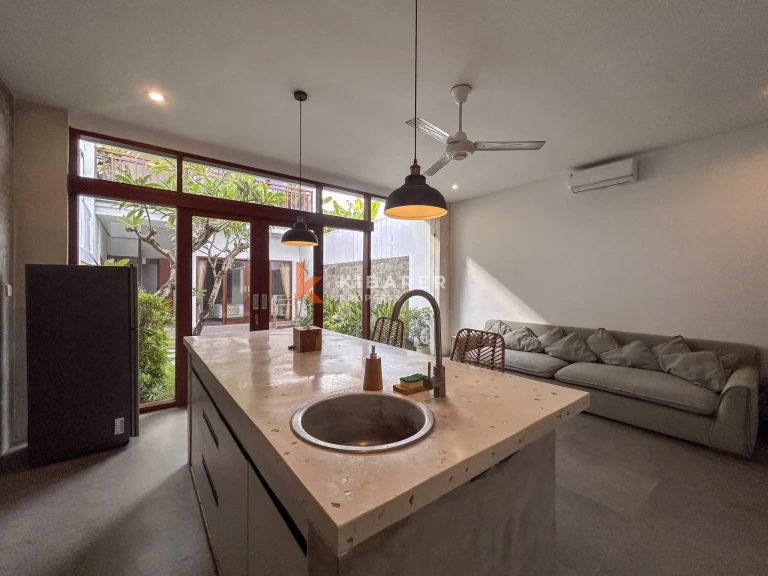 Villa Dua Kamar Tidur Bergaya dengan Kolam Renang Pribadi dan Ruang Tamu Tertutup di Tumbak Bayuh