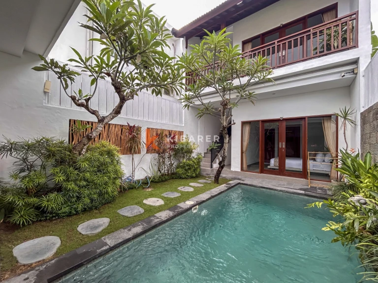Villa Dua Kamar Tidur Bergaya dengan Kolam Renang Pribadi dan Ruang Tamu Tertutup di Tumbak Bayuh