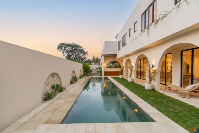 Villa neuve de quatre chambres en bail emphytéotique dans le quartier d'East Seminyak