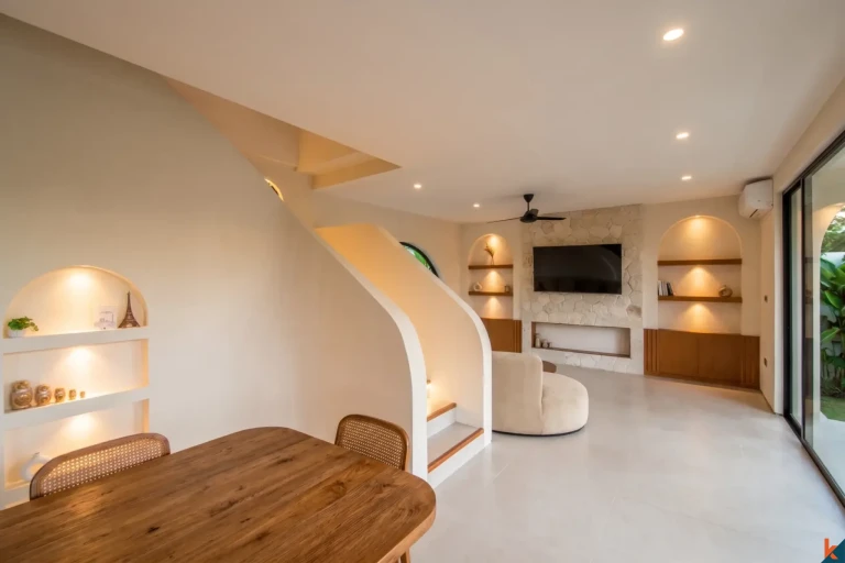 Villa neuve de quatre chambres en bail emphytéotique dans le quartier d'East Seminyak