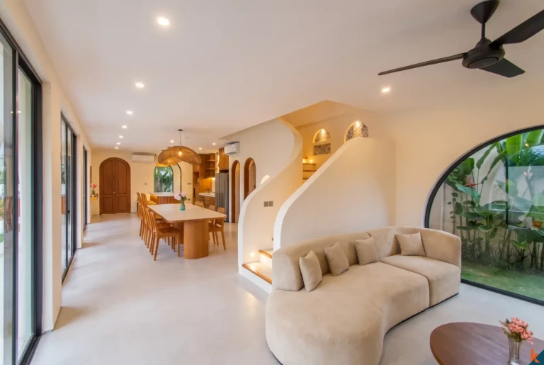 Villa neuve de quatre chambres en bail emphytéotique dans le quartier d'East Seminyak